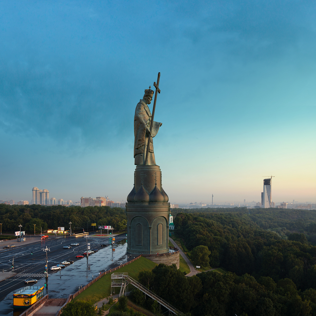 Святой Владимир парит над Москвой 