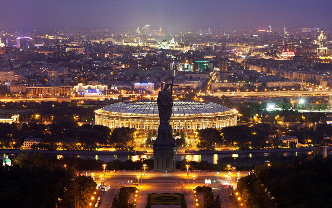 Святой Владимир парит над Москвой 