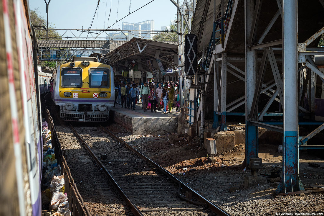 Личный транспорт миллионера из трущоб: электрички в Бомбее 