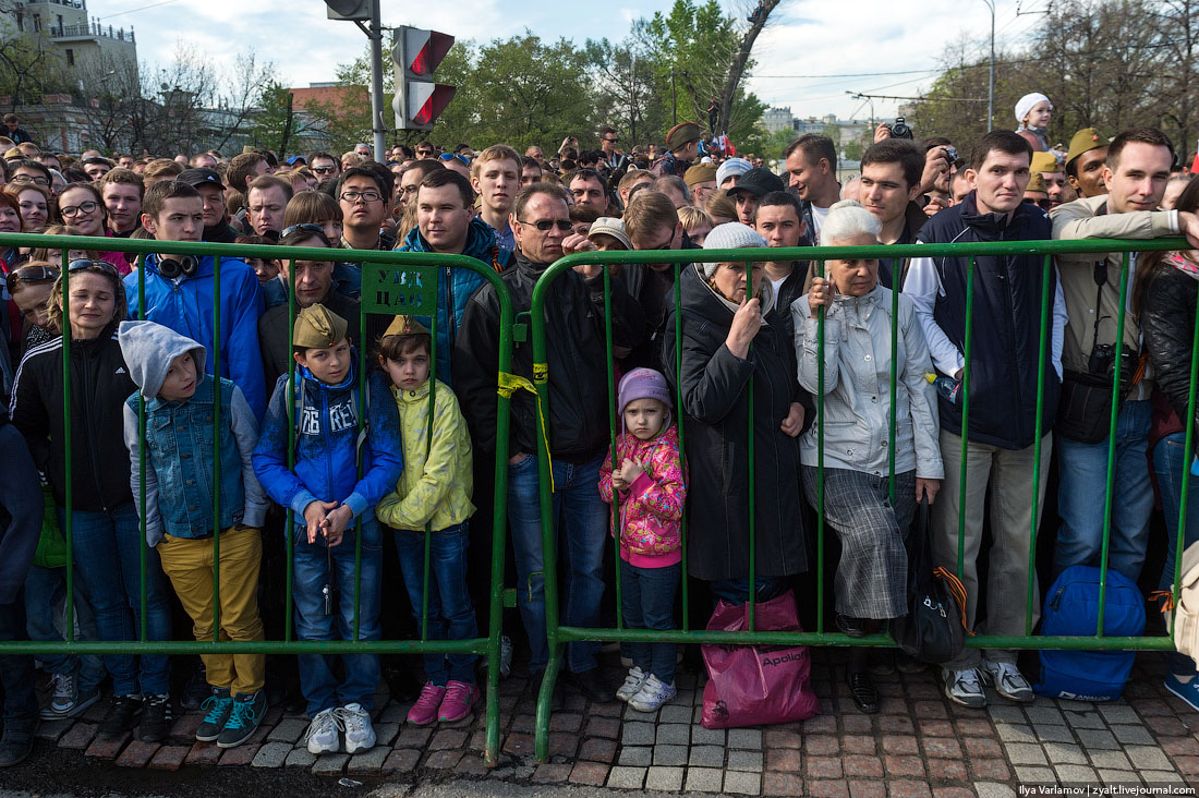 Ебет в автобусе смотреть