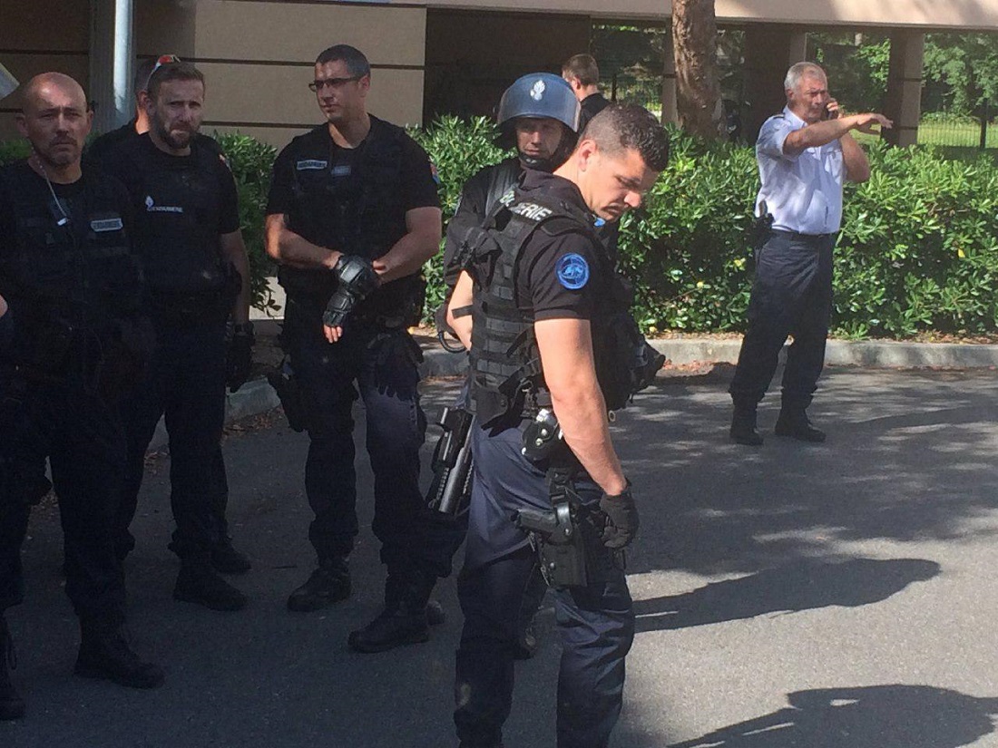 Французская полиция депортирует 50 российских футбольных болельщиков