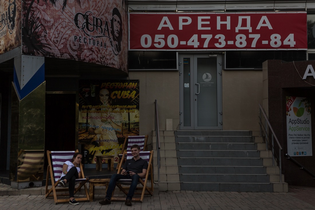 Блогер з Росії розповідає, як у Донецьку закуповуються контрабандою та п'ють віскі 