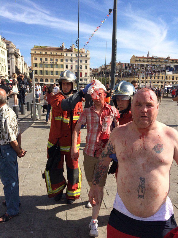 Столкновения английских и российских болельщиков в Марселе. Онлайн 