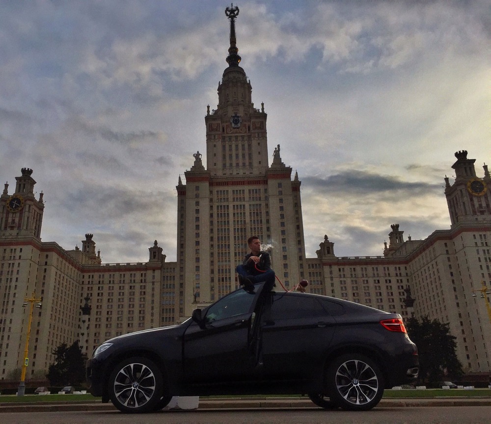 Богатые русские дети гуляют по Москве