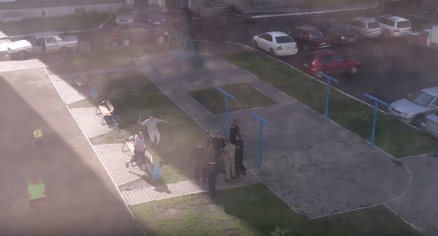 Красноярцы бросились в драку, чтобы помочь полицейским задержать пьяных мужчин