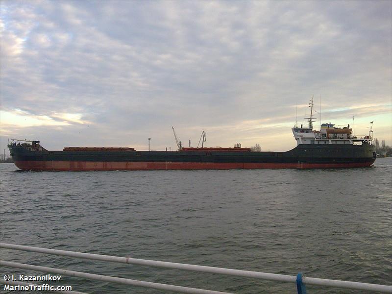 Судно потерпело крушение в Черном море, на борту находились 12 человек