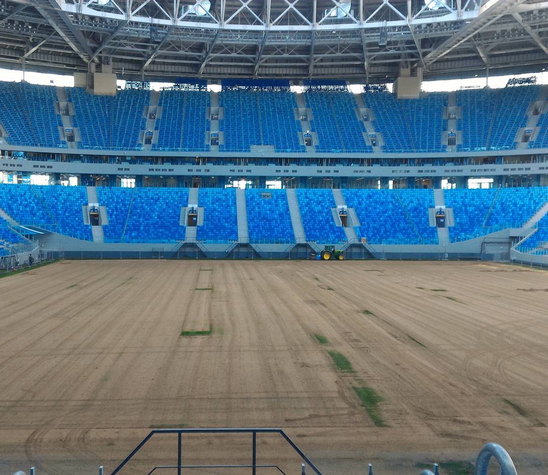На &quot;Зенит-Арене&quot; меняют газон за девять миллионов рублей