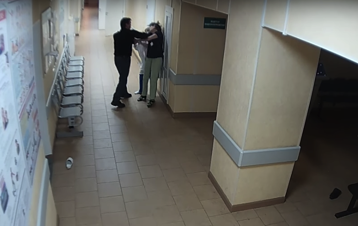 Видео: в Великом Новгороде пьяный пациент избил женщин-врачей