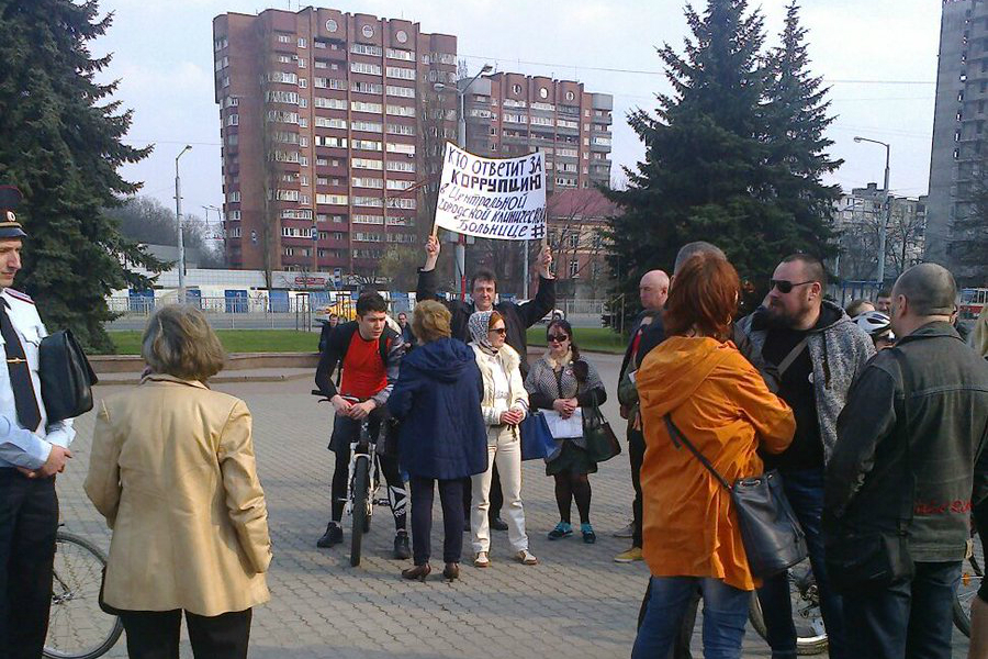 Калининградский губернатор приехал на велосипеде на протестную акцию