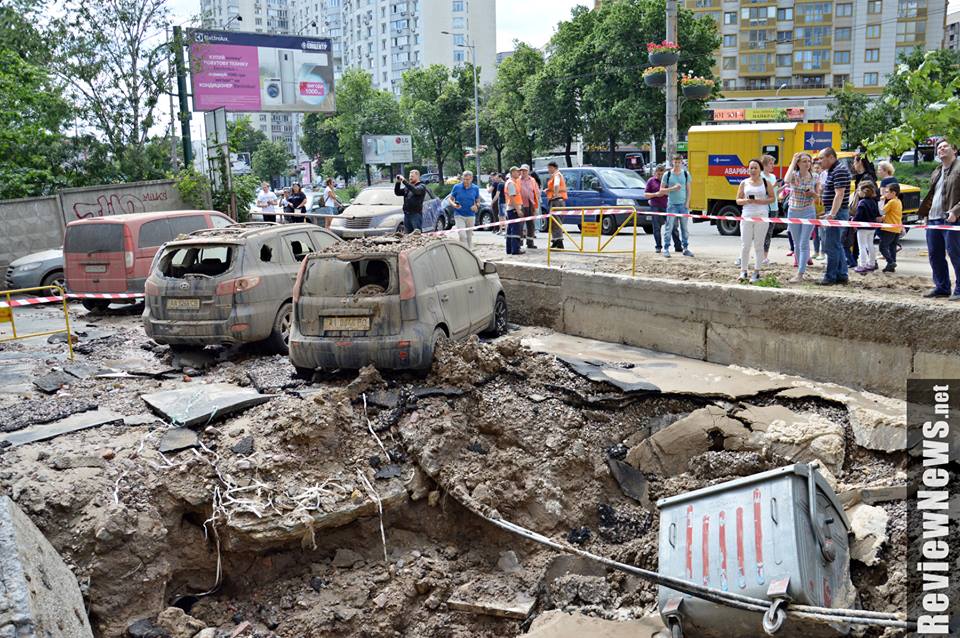 Видео: в Киеве очень мощно прорвало трубу с водой