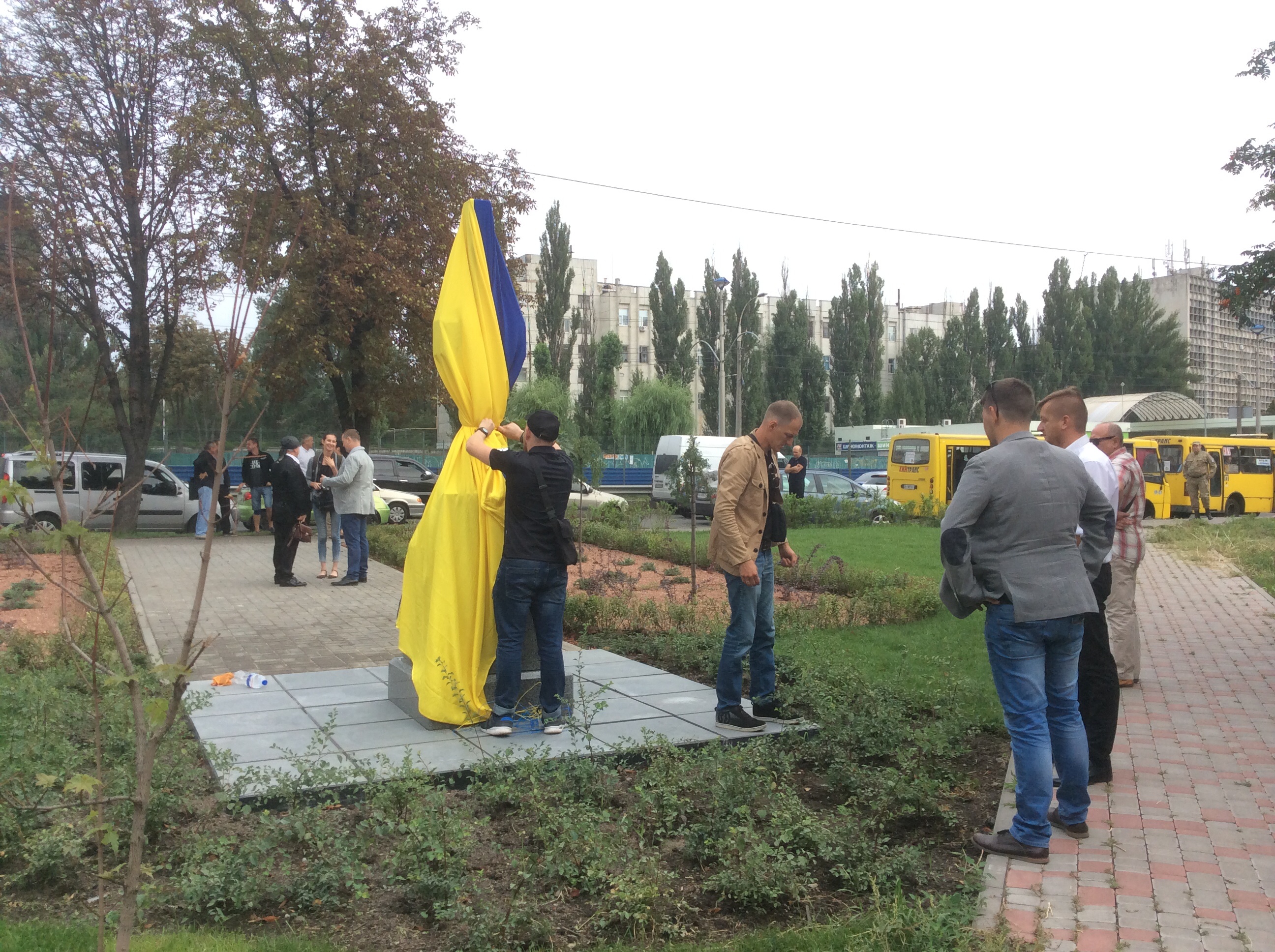 В Киеве открыли памятник в виде меча, вонзенного в карту России