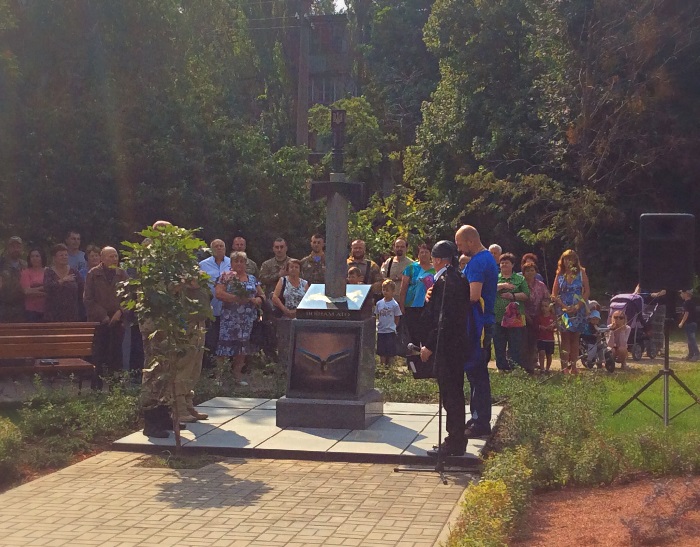 В Киеве открыли памятник в виде меча, вонзенного в карту России 