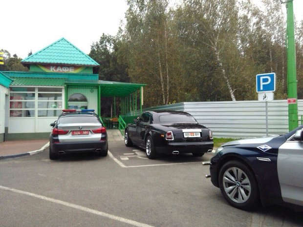 Rolls-Royce Лукашенко припарковался на месте для инвалидов