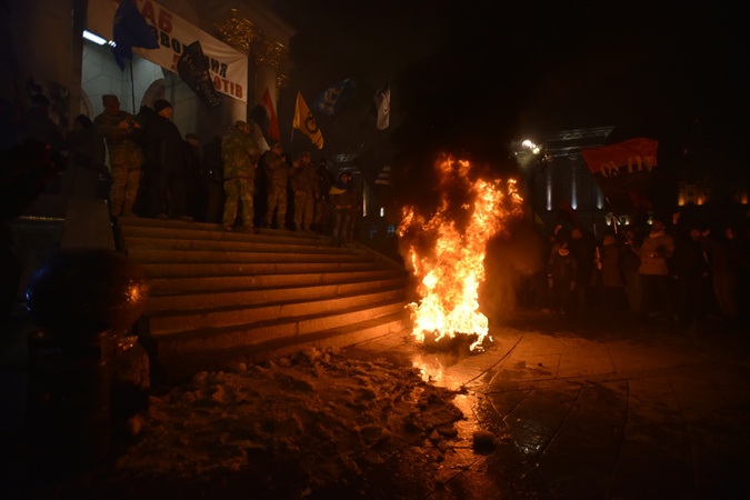 На Майдане вновь зажгли покрышки