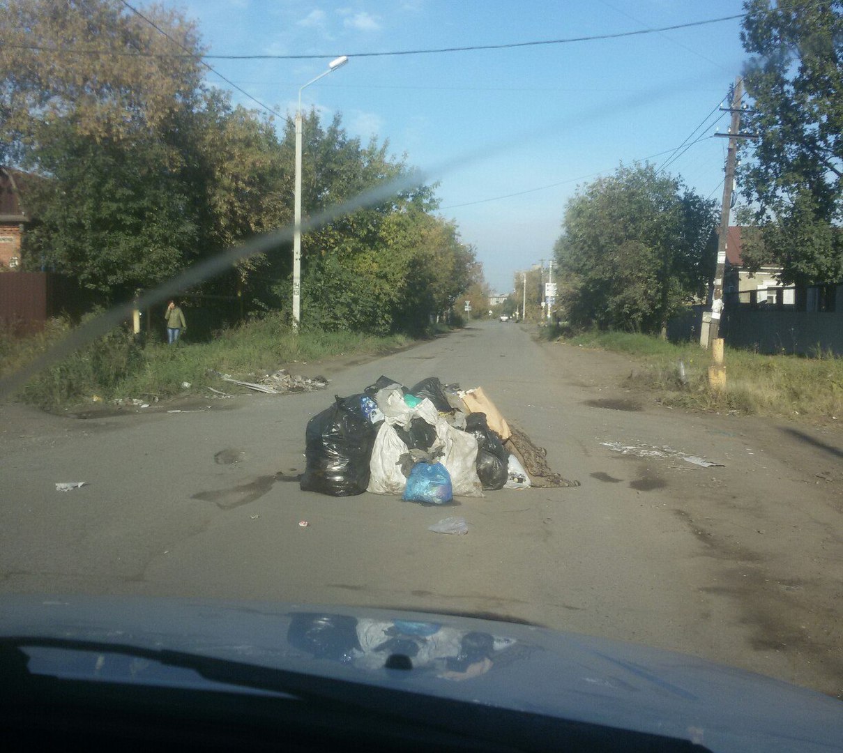 Омичи устроили мусорку прямо на проезжей части