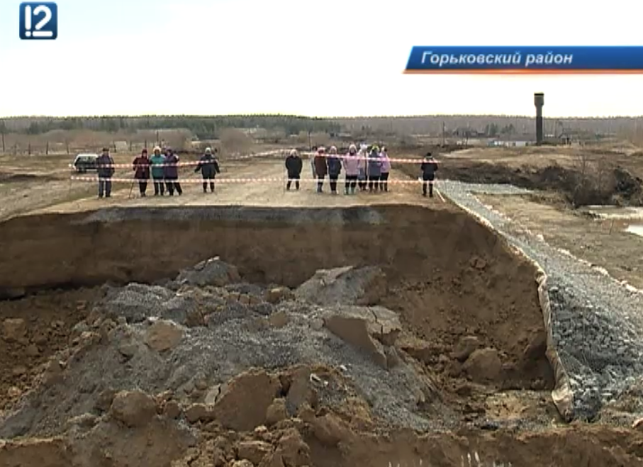 В Омской области новая дорога провалилась под землю