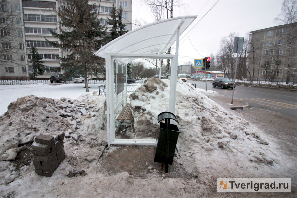 В Твери установили новую автобусную остановку (прямо вокруг сугроба)