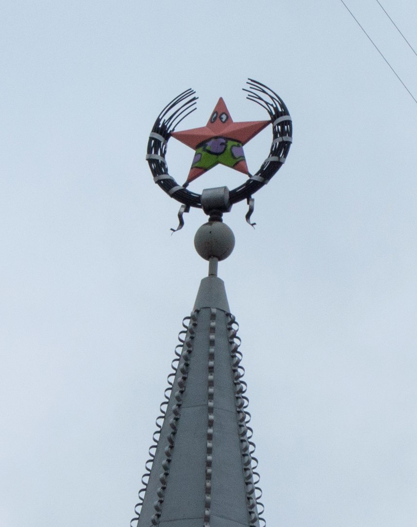Советскую звезду на шпиле здания в Воронеже превратили в Патрика