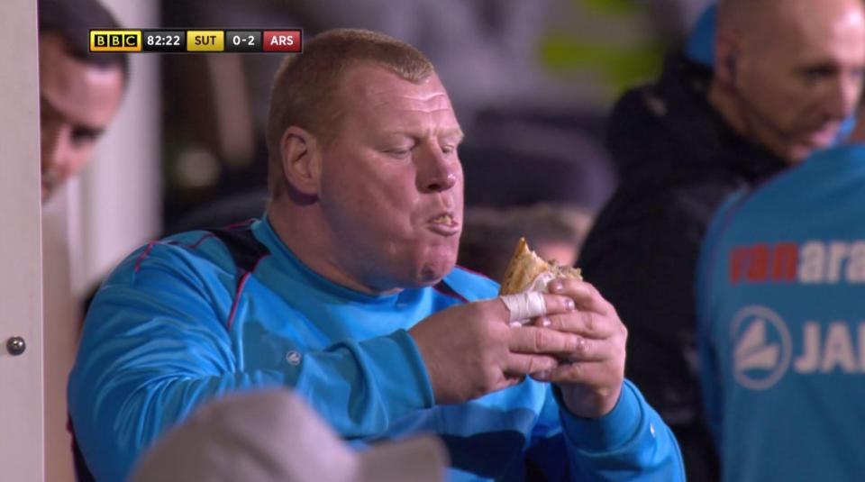 Футбольный вратарь съел во время матча кусок пирога, подыграв букмекерам