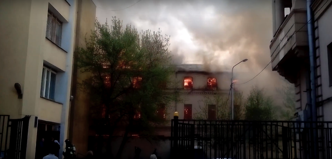 Напротив администрации президента загорелось выселенное здание