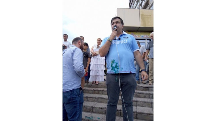 Михаила Саакашвили облили зеленкой в Кривом Роге