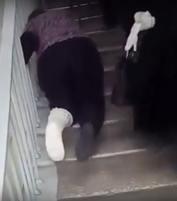 В уфимской больнице пенсионерке после операции пришлось ползти по лестнице
