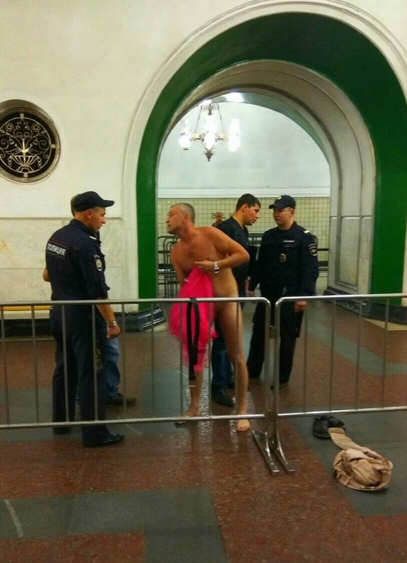 Мужчина разделся догола перед полицейскими в метро