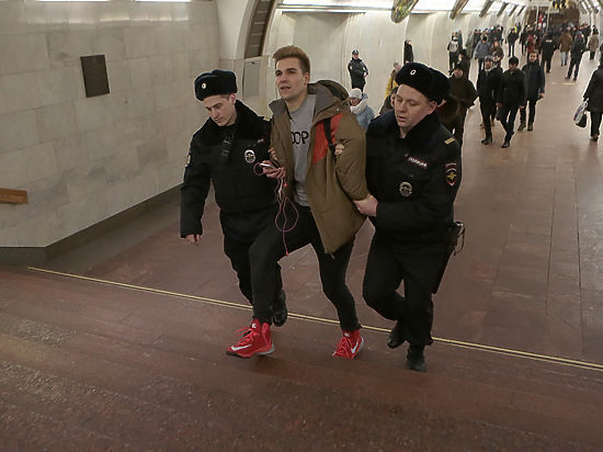 Московская полиция не позволила провести флешмоб &quot;В метро без штанов&quot;