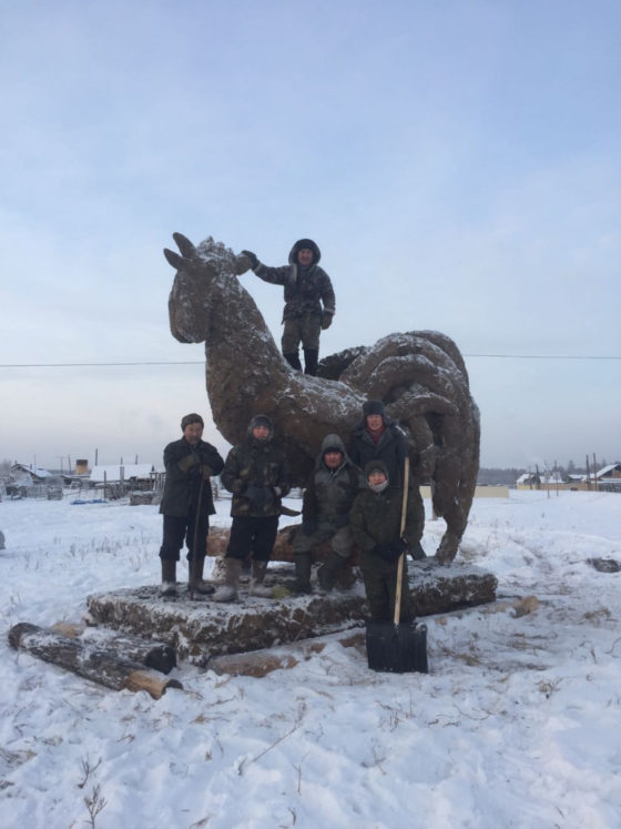 В Якутии к Новому году слепили из навоза огромного петуха
