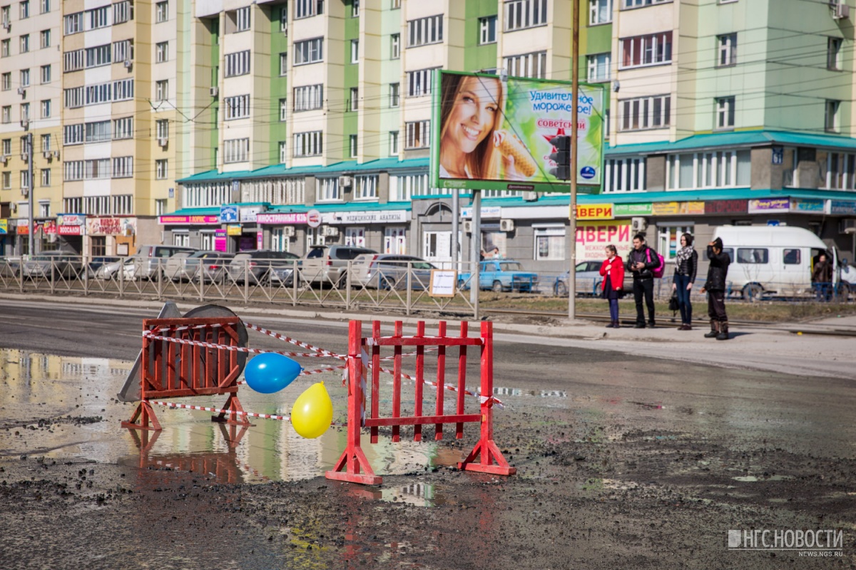 В Новосибирске отметили день рождения самой глубокой дорожной ямы в городе