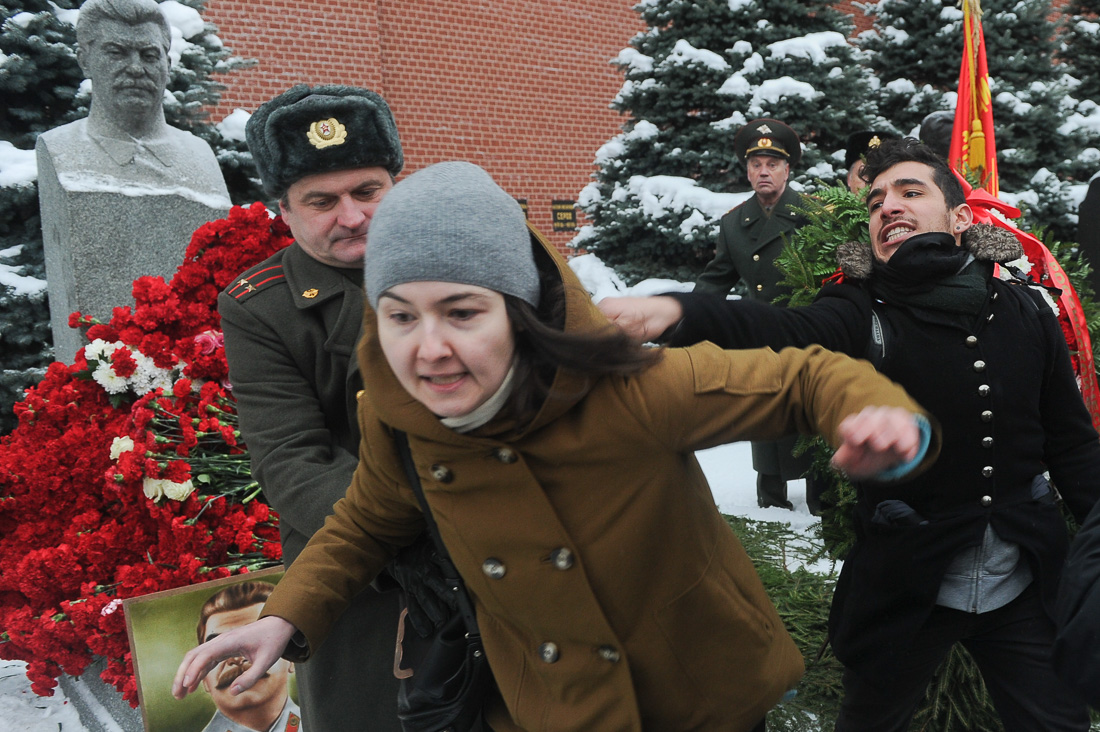 2016 год. Москвичи несут цветы на могилу Сталина и проклинают его!