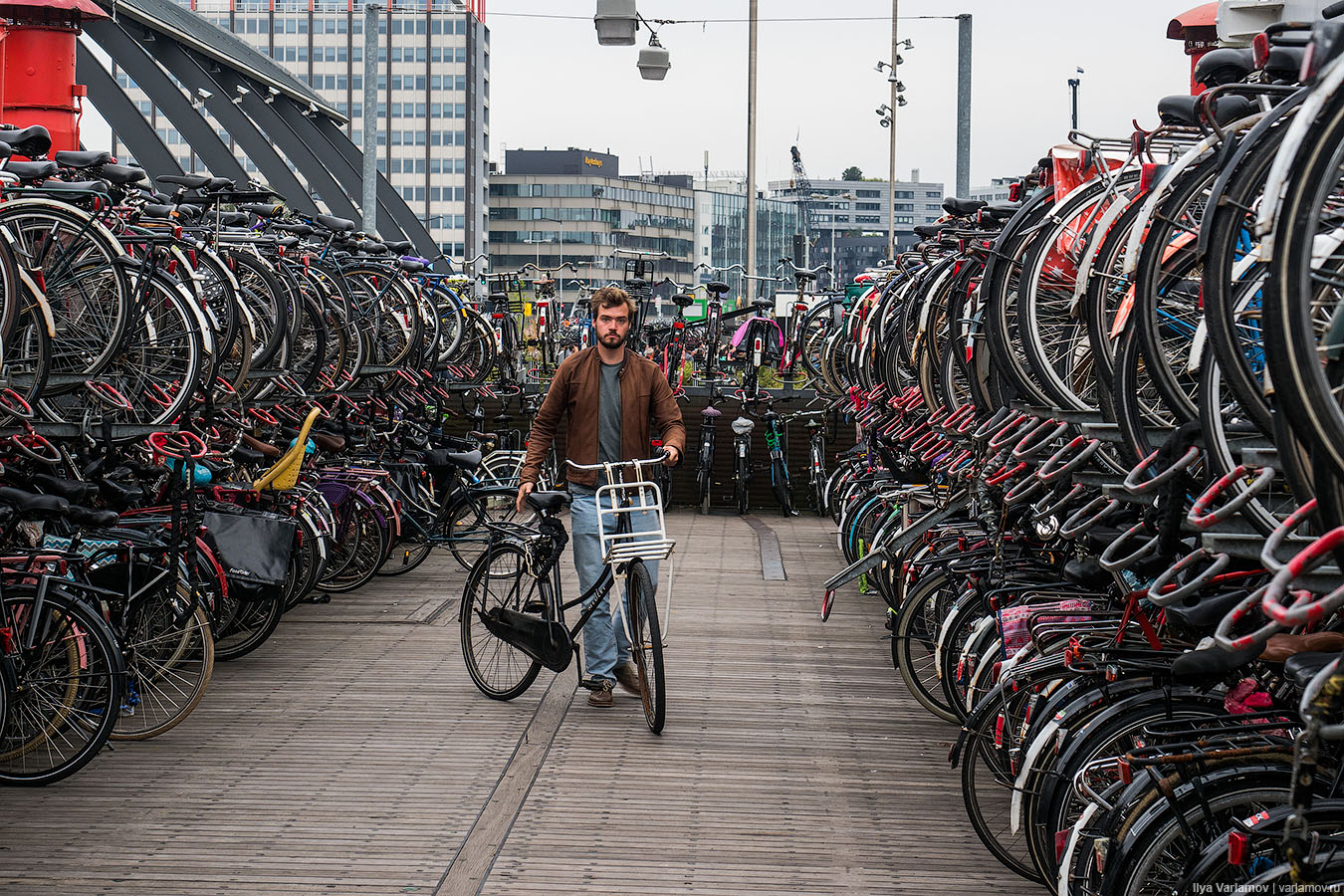 Голландия: вокзалы, поезда и самая большая велопарковка в мире