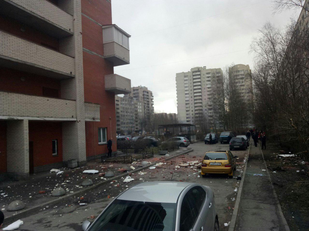 В жилом доме на востоке Петербурга произошел взрыв