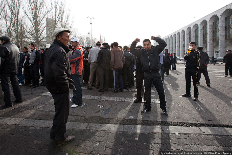 Первый день после революции. Бишкек 2010. 