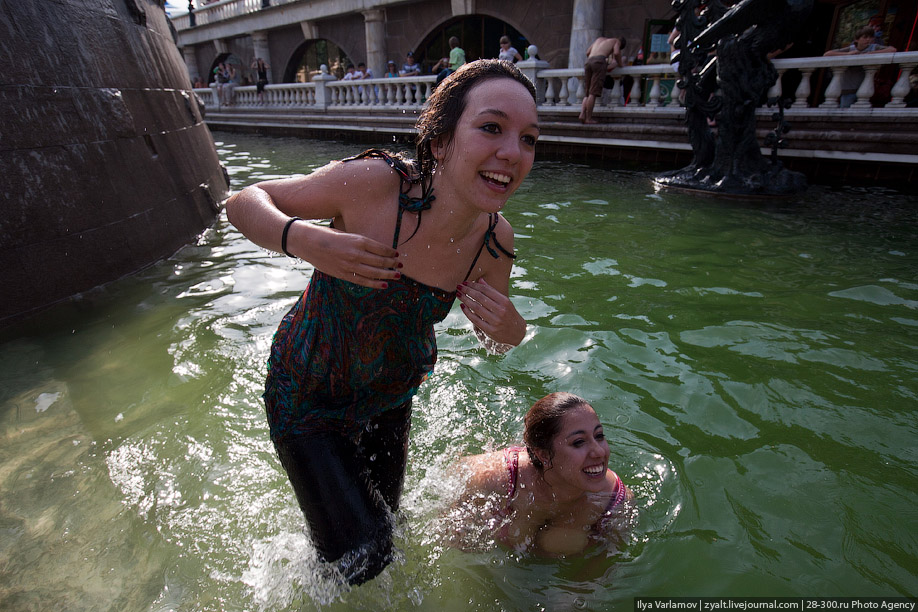 Работницы бассейна купаются в одежде после закрытия
