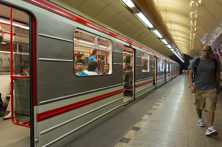 В какой цвет нам красить общественный транспорт в Москве?