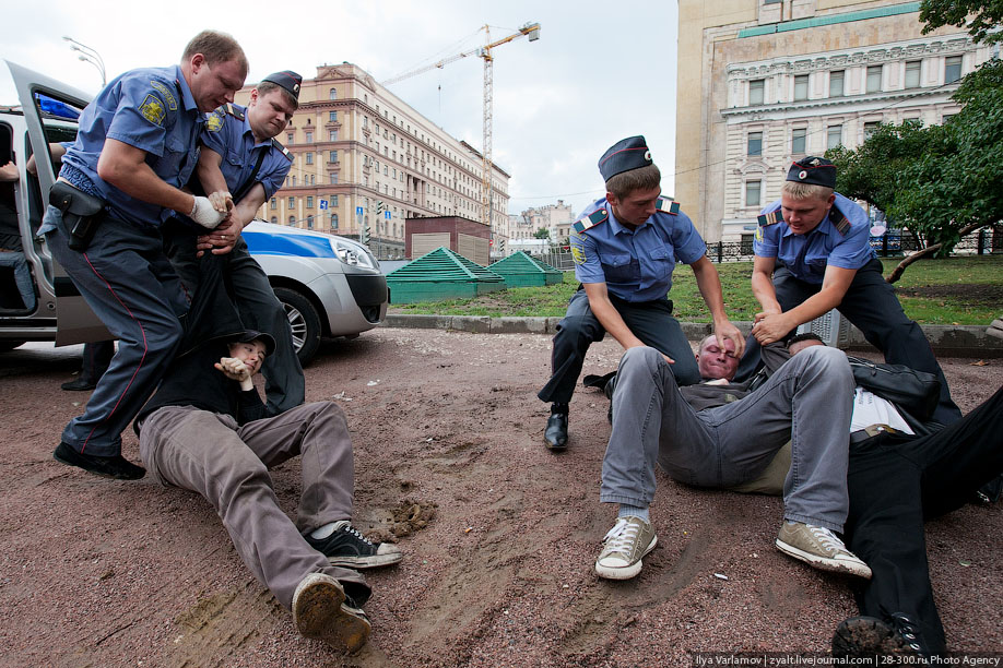 Продолжаются задержания участников сидячей забастовки