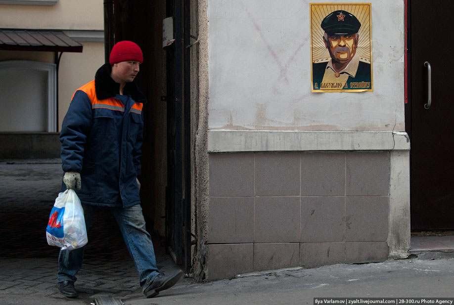 Неизвестные обклеили центр Москвы потретами Каддафи и Михалкова