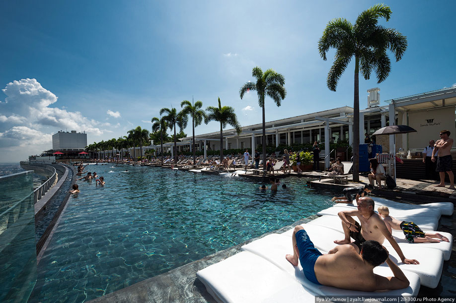 Отель Marina Bay Sands, бассейн под облаками