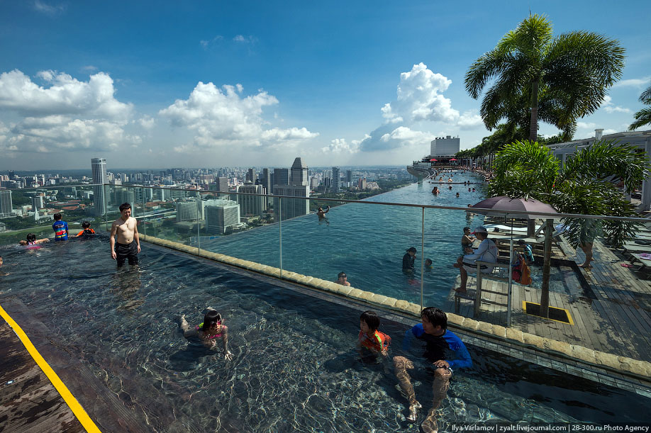 Отель Marina Bay Sands, бассейн под облаками