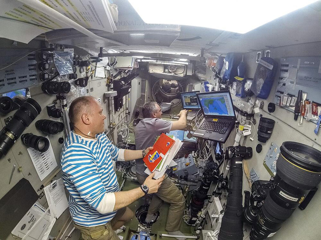 Развлечения космонавтов. Космонавты на МКС. Фотоаппараты на МКС. Фотоаппаратура на МКС. Камера на МКС.