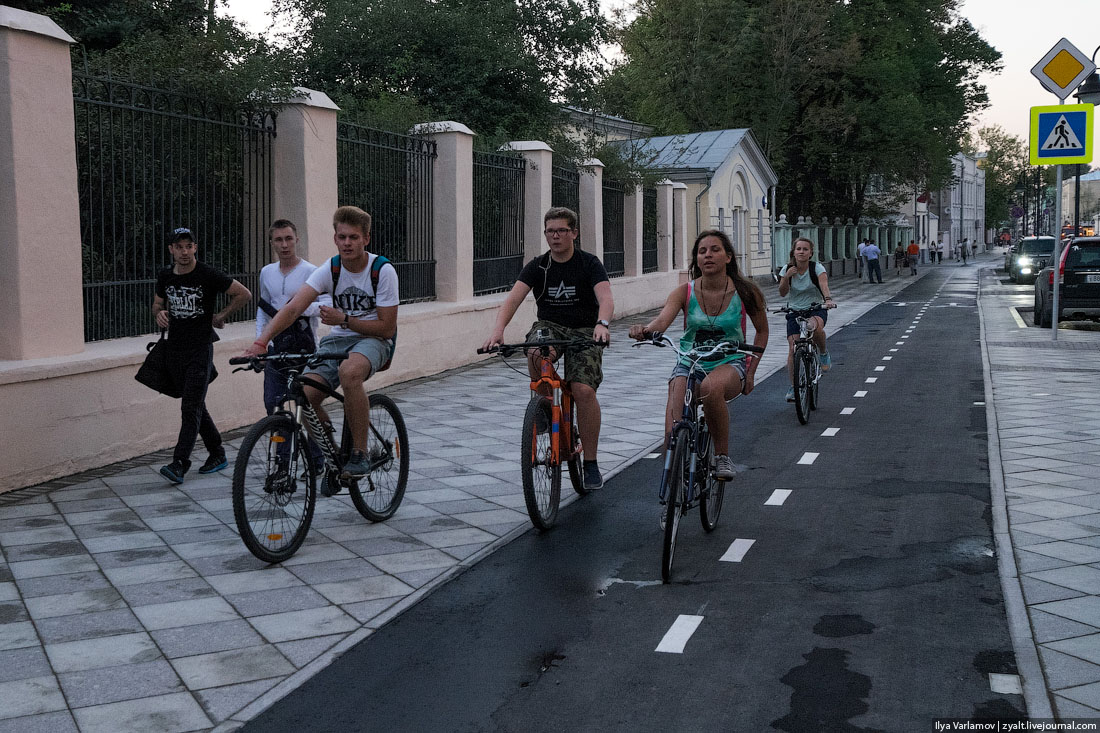 Велосипедисты на тротуаре. Велодорожки Краснодар. Велосипедная дорожка. Велосипедист на тротуаре. Велосипед на велосипедной дорожке.