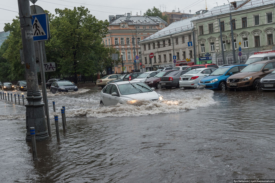 Залил улицу водой. Подтопления в Москве. Наводнение в Москве 2003. Затоп в Москве. Ливень в Москве.