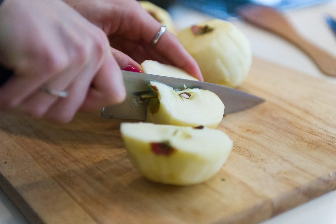 Яблоки разложили по 3 кг. Разложить яблоки на тесто. Как разложить яблоко руками.