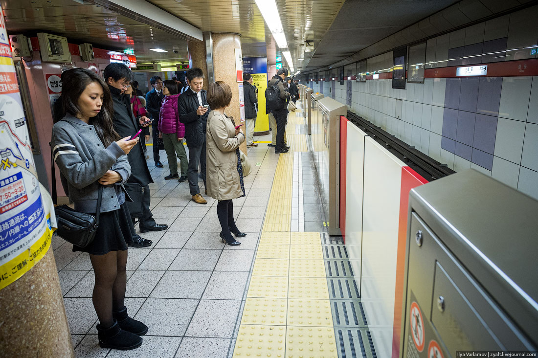 Японское метро. Японское метро Токио. Станции метро в Японии. Станции метро Токио. Люди в Токио в метро.