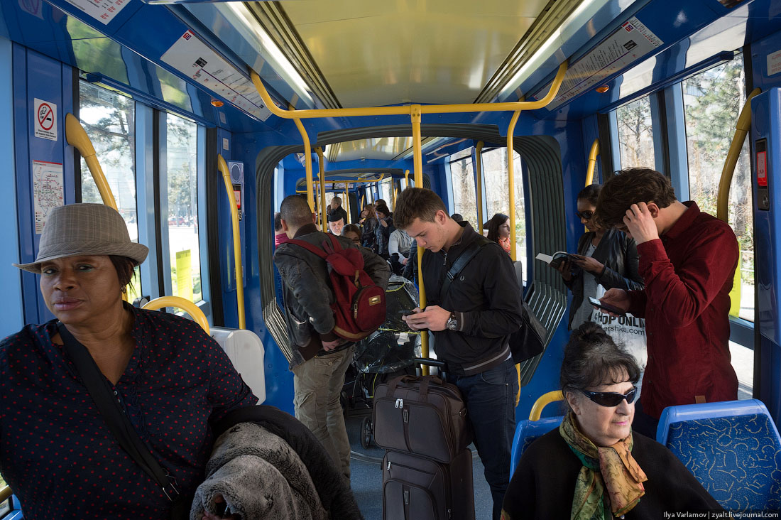 Использование общественного транспорта. Люди в трамвае. Люди в транспорте. Практика общественный транспорт. Два человека в трамвае.