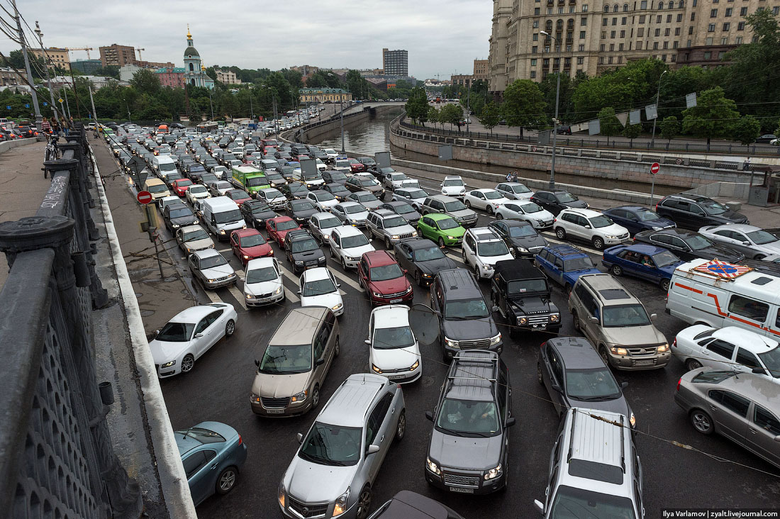 Москва много машин