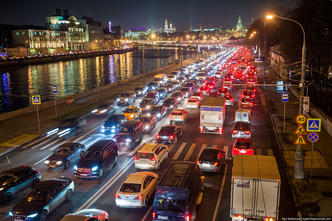 Едем в город. Поток машин в городе. Пробка машин. Пробки в Москве. Автомобили в пробке.