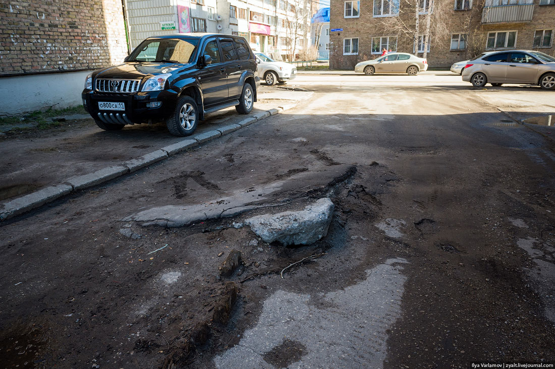 Хуже без дорог. Плохие дороги. Плохая дорога. Плохие дороги в России. Автомобиль плохая дорога.