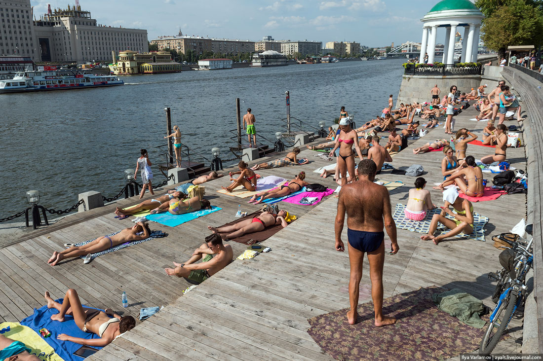Жара купаться. Аномальная жара в Москве. Жаркое лето. Лето жара. Москва лето жара.